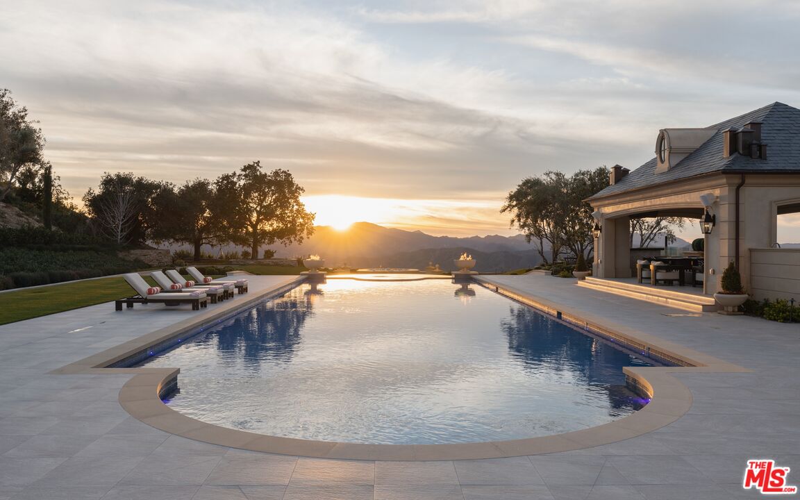 25300 Prado De La Magia, Calabasas