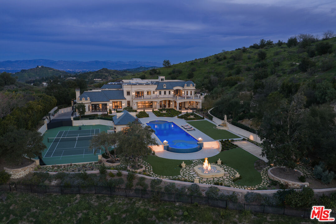 25300 Prado De La Magia, Calabasas