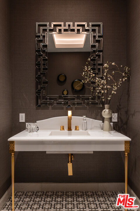 25300 Prado De La Magia, Calabasas