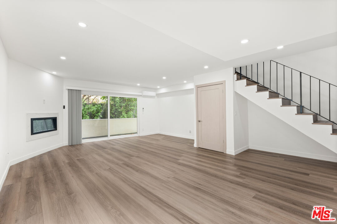 2449 N Beachwood Dr Unit: 13