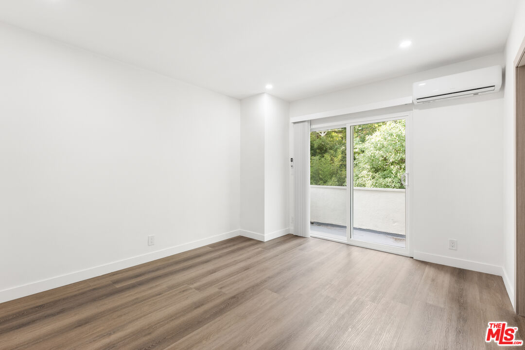 2449 N Beachwood Dr Unit: 13