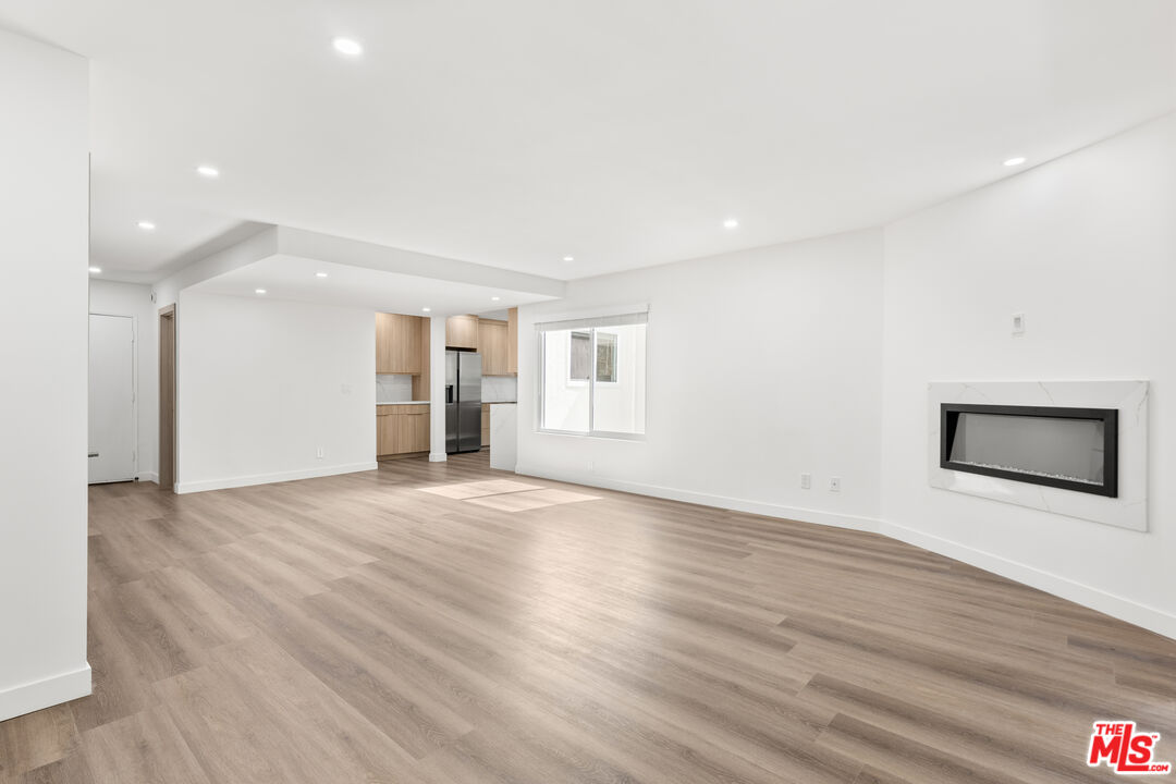 2449 N Beachwood Dr Unit: 13