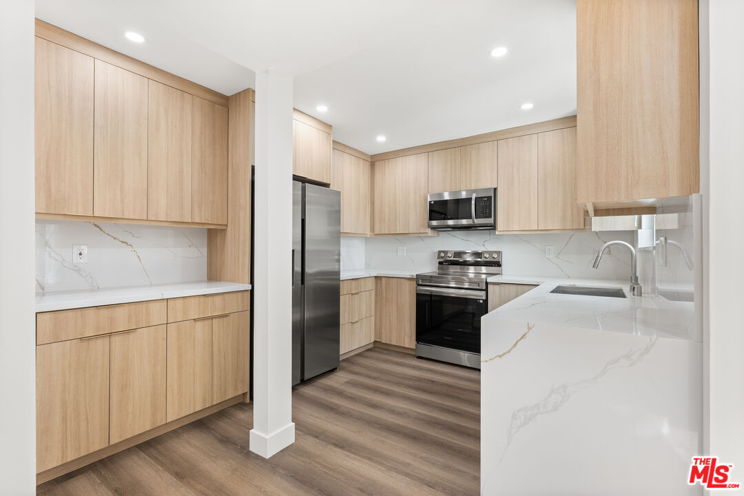 2449 N Beachwood Dr Unit: 13