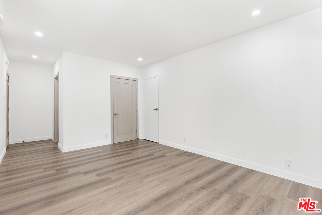 2449 N Beachwood Dr Unit: 13