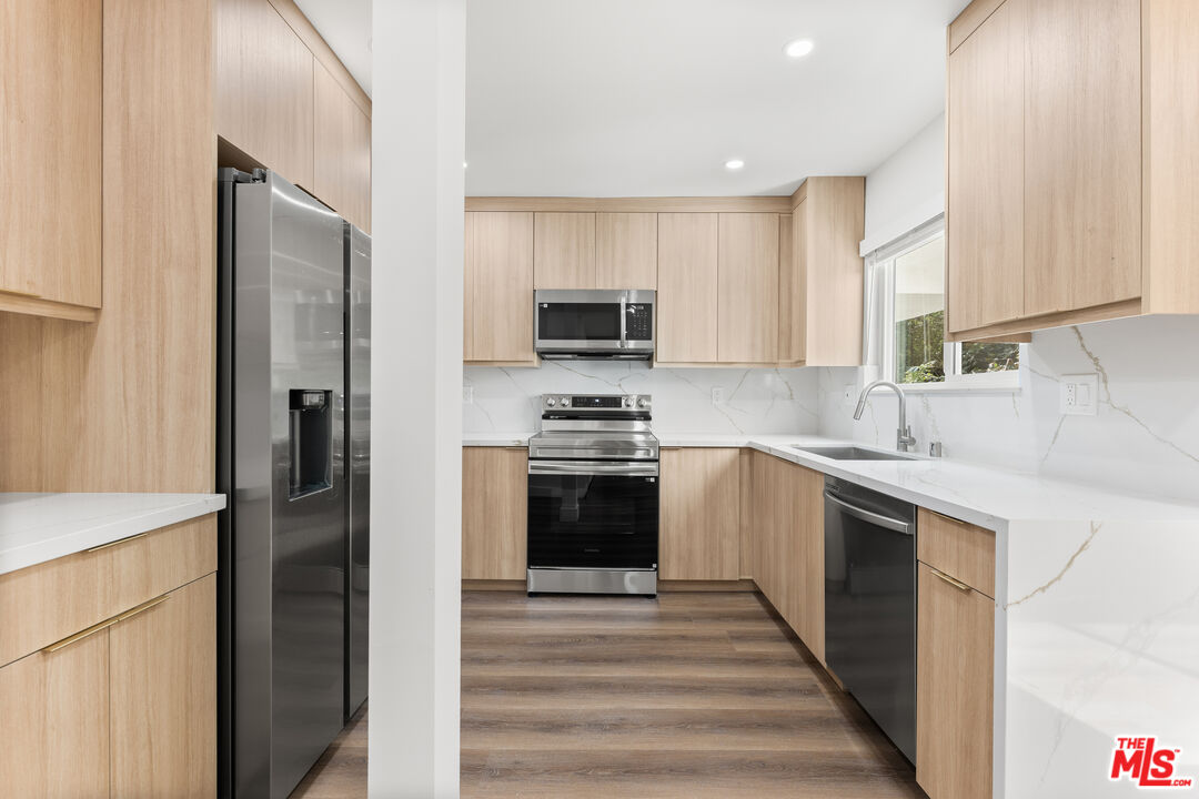 2449 N Beachwood Dr Unit: 13