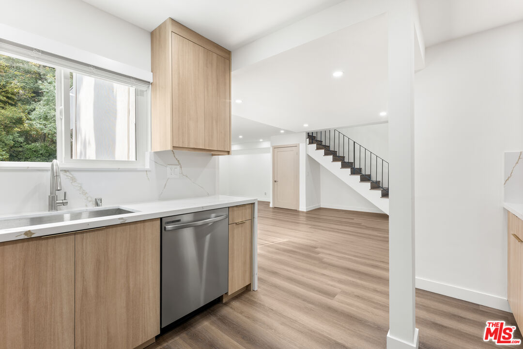 2449 N Beachwood Dr Unit: 13