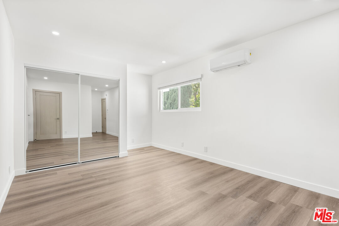 2449 N Beachwood Dr Unit: 13