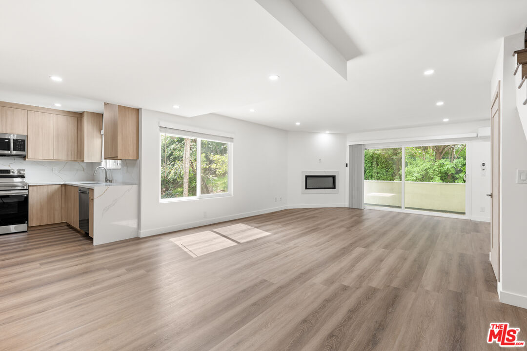 2449 N Beachwood Dr Unit: 13