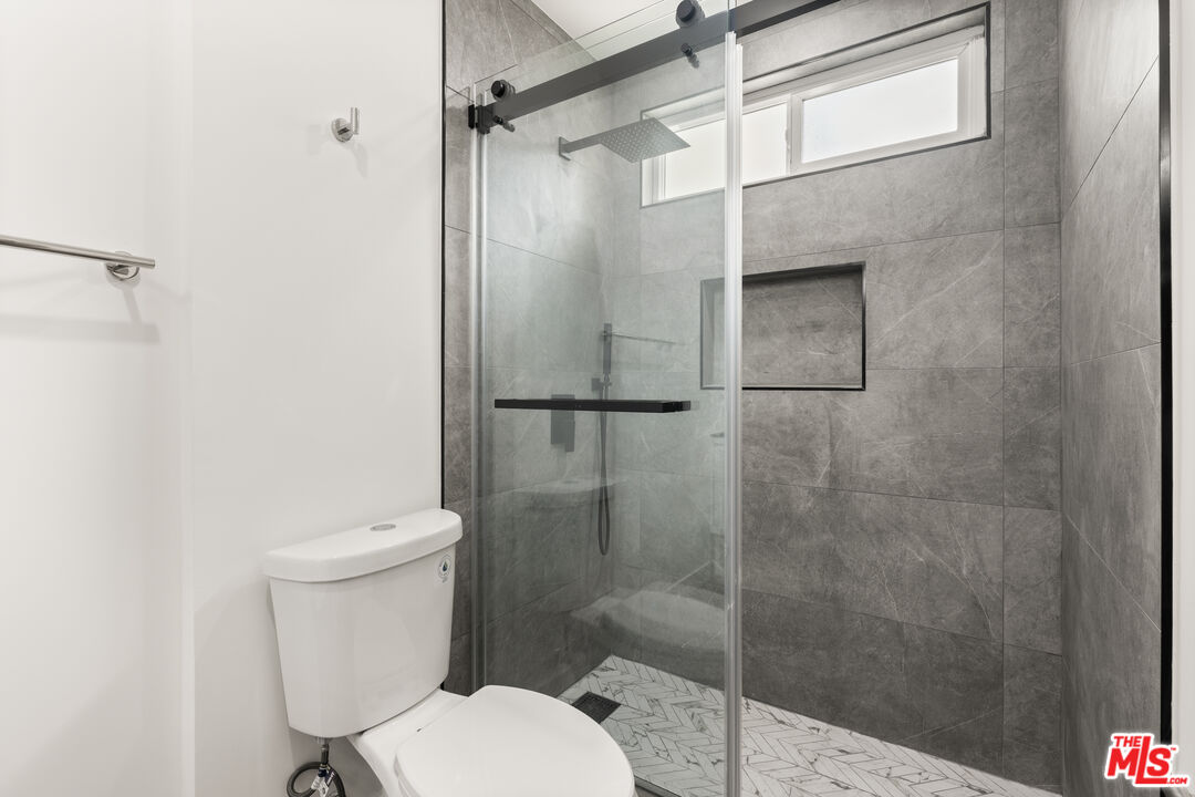 2449 N Beachwood Dr Unit: 13