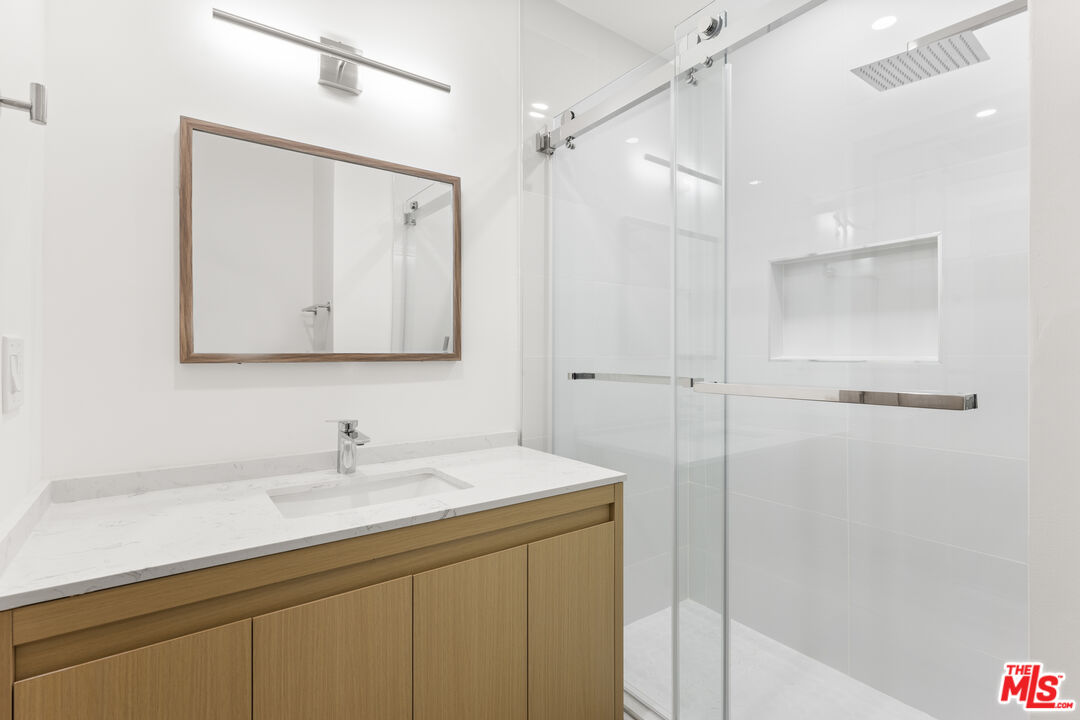 2449 N Beachwood Dr Unit: 13