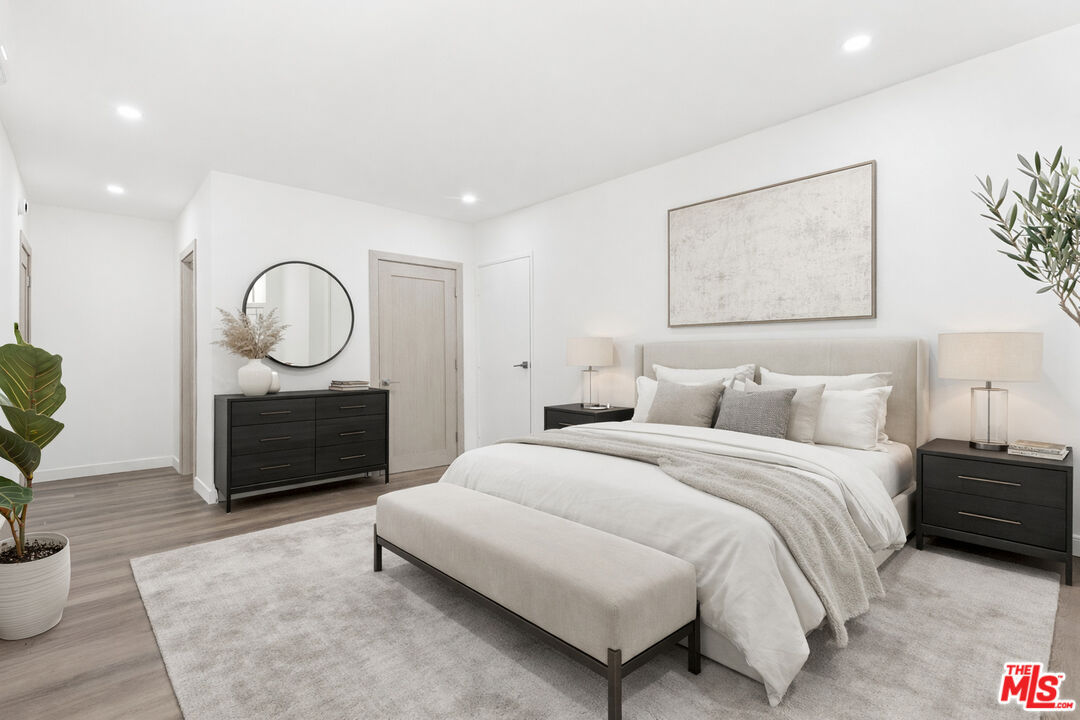 2449 N Beachwood Dr Unit: 13