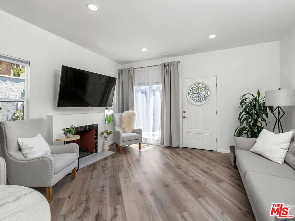 8823 Betty Way, West Hollywood 