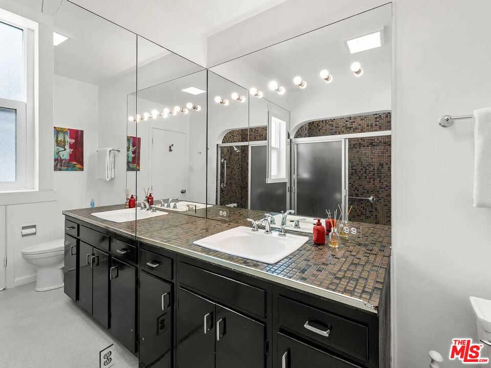 8823 Betty Way, West Hollywood 