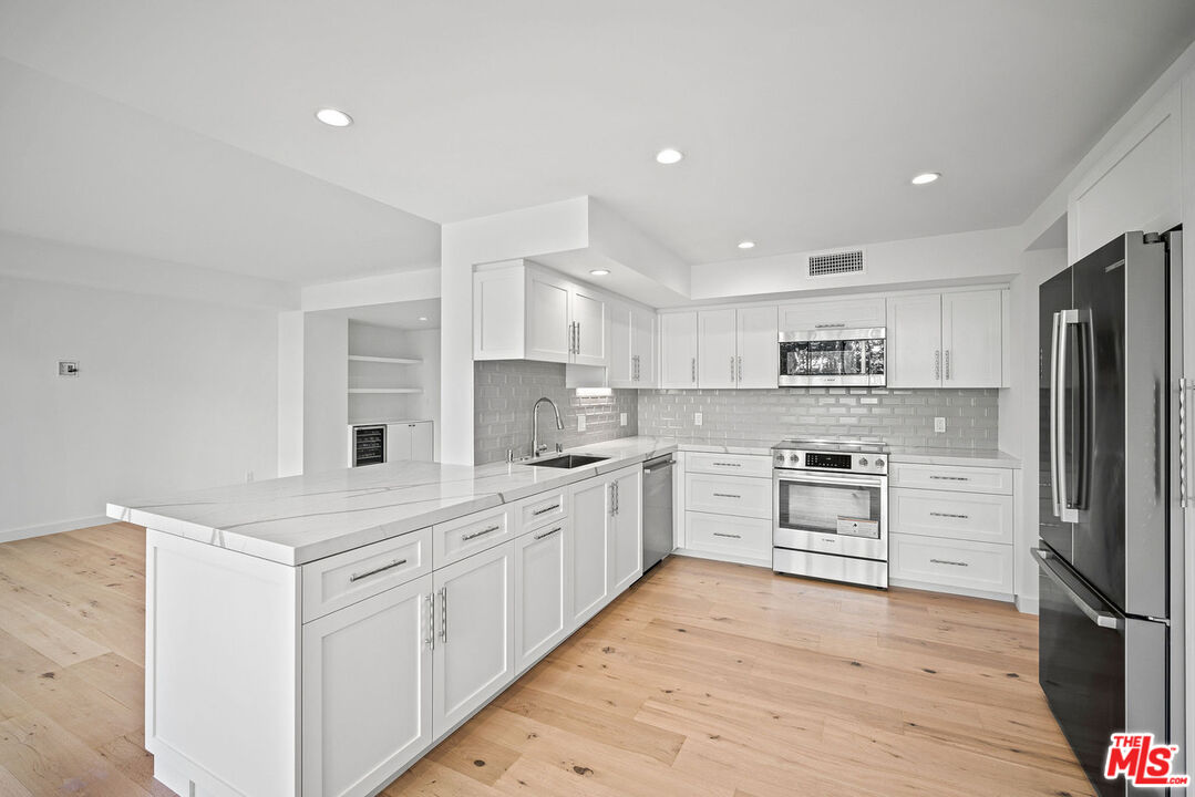 818 N Doheny Dr Unit: 401, West Hollywood
