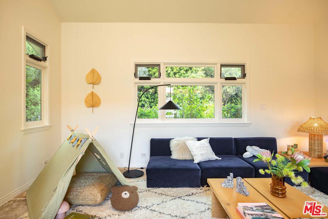 1296 Capri Dr, Pacific Palisades