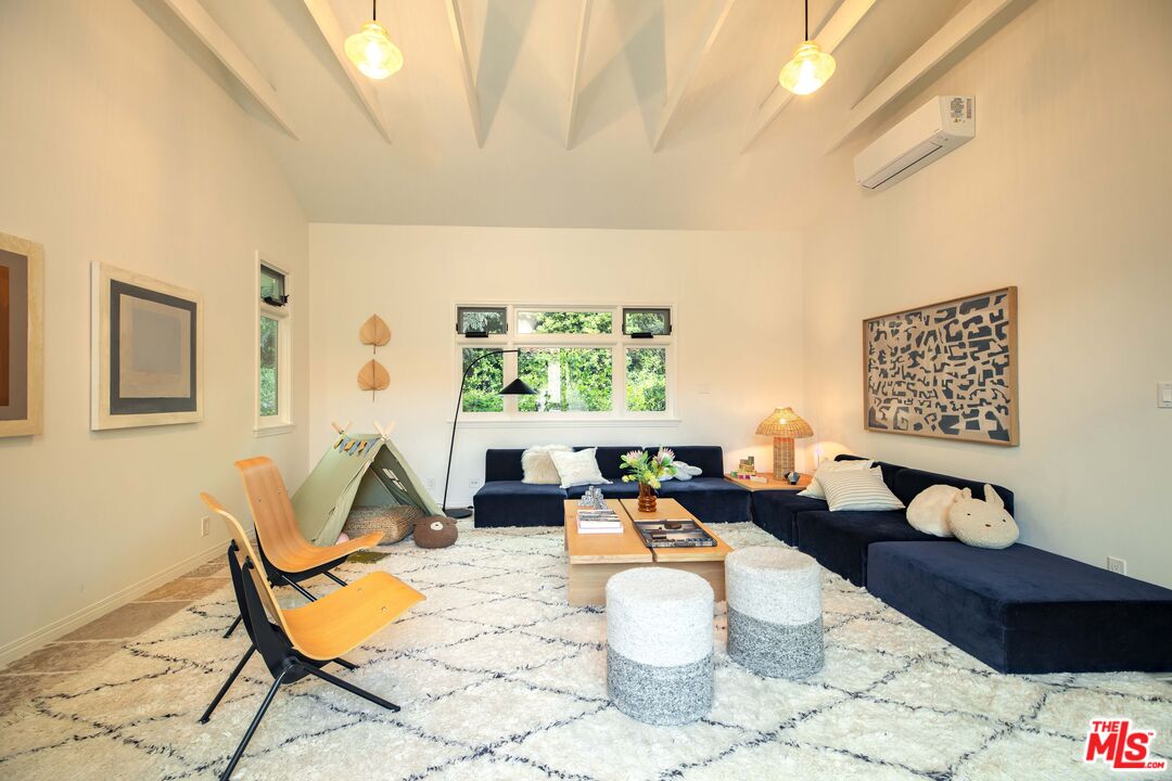 1296 Capri Dr, Pacific Palisades