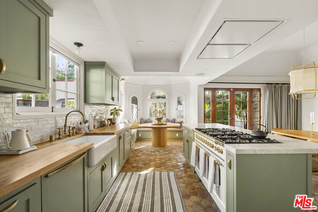 105 S La Jolla Ave