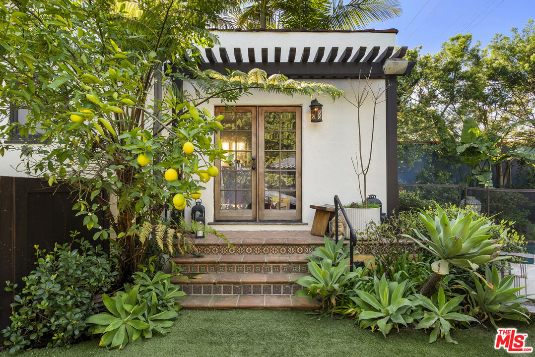 105 S La Jolla Ave