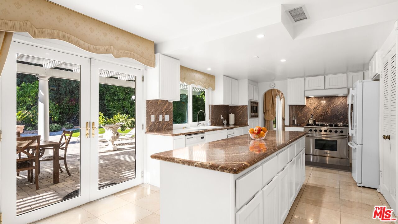 16230 Meadowcrest Rd, Sherman Oaks