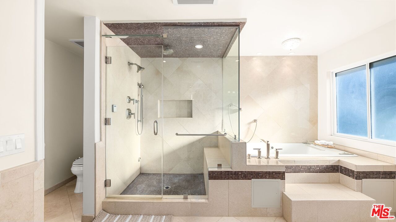 16230 Meadowcrest Rd, Sherman Oaks