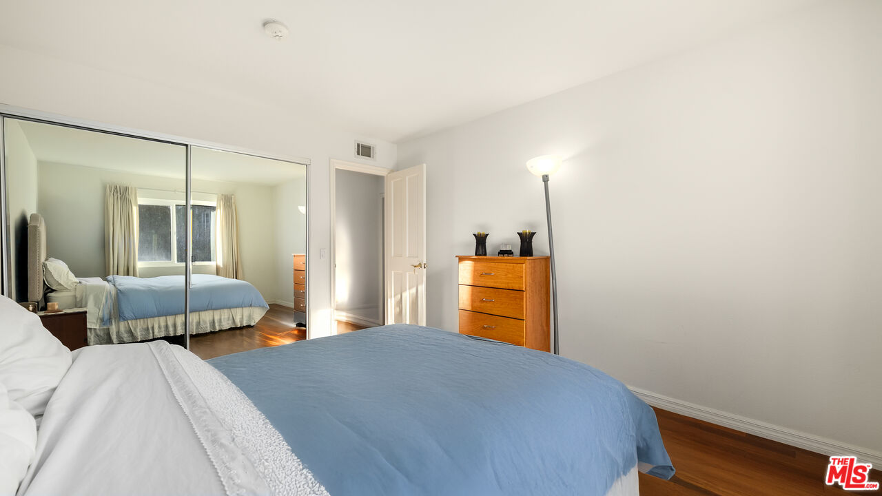 16230 Meadowcrest Rd, Sherman Oaks