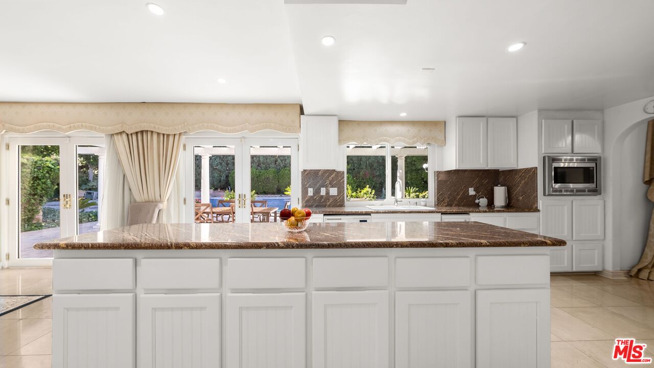 16230 Meadowcrest Rd, Sherman Oaks