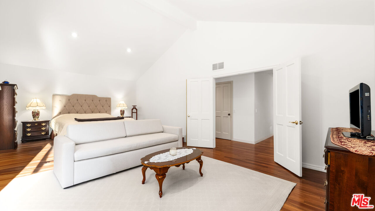 16230 Meadowcrest Rd, Sherman Oaks