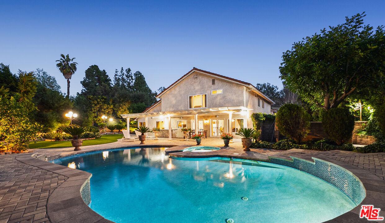 16230 Meadowcrest Rd, Sherman Oaks