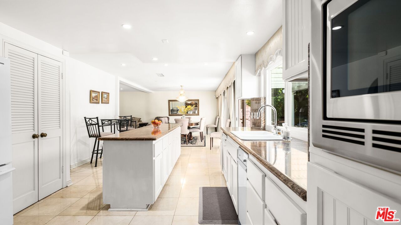 16230 Meadowcrest Rd, Sherman Oaks