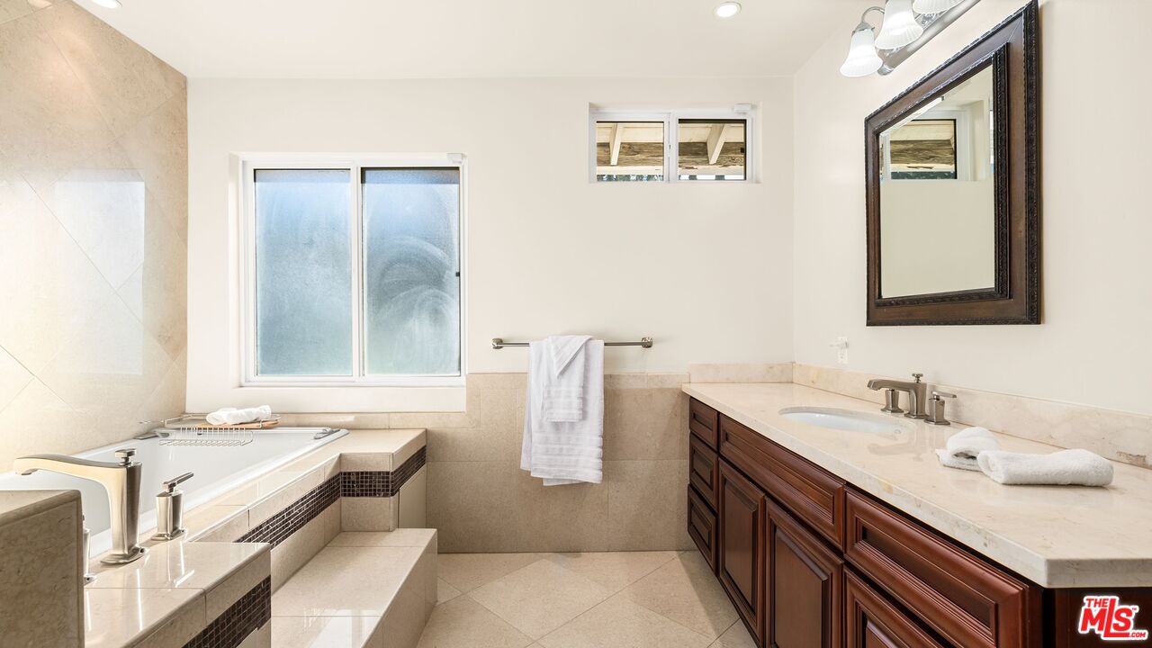 16230 Meadowcrest Rd, Sherman Oaks