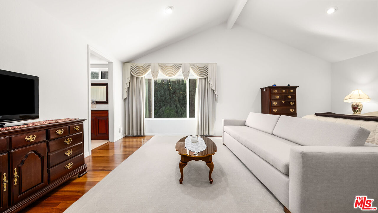 16230 Meadowcrest Rd, Sherman Oaks