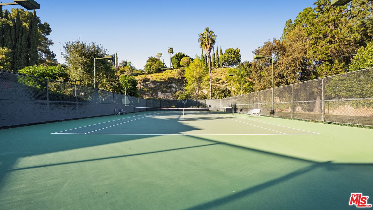 16230 Meadowcrest Rd, Sherman Oaks