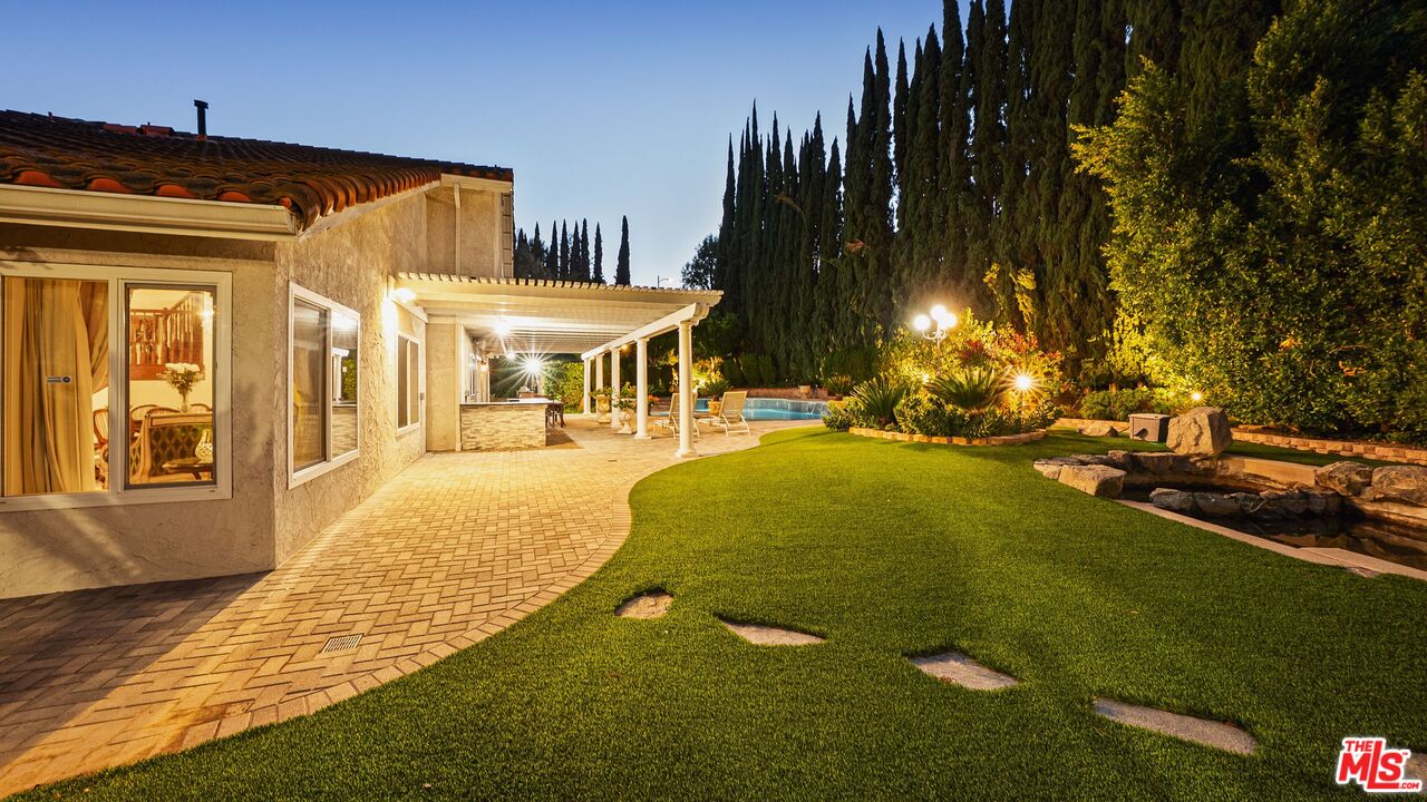 16230 Meadowcrest Rd, Sherman Oaks