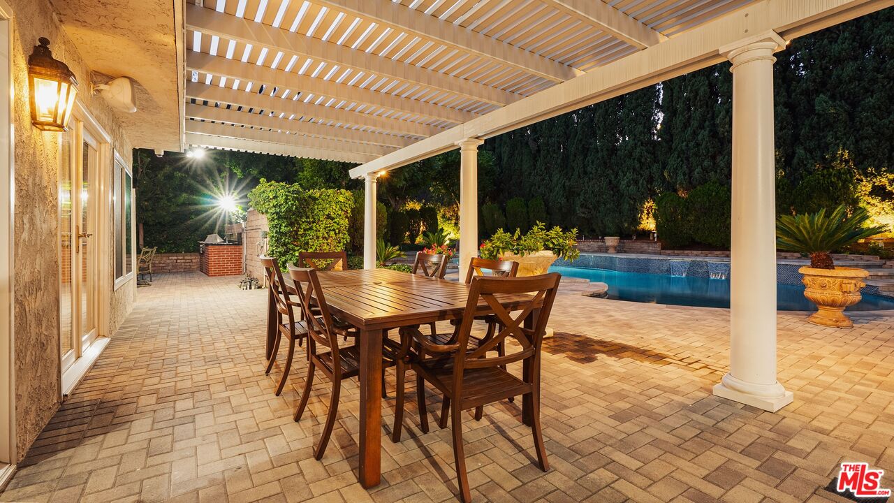 16230 Meadowcrest Rd, Sherman Oaks