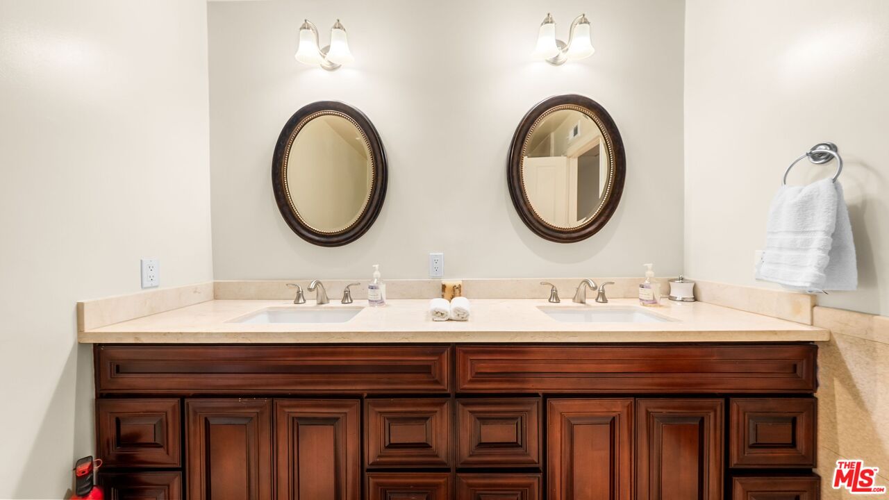 16230 Meadowcrest Rd, Sherman Oaks