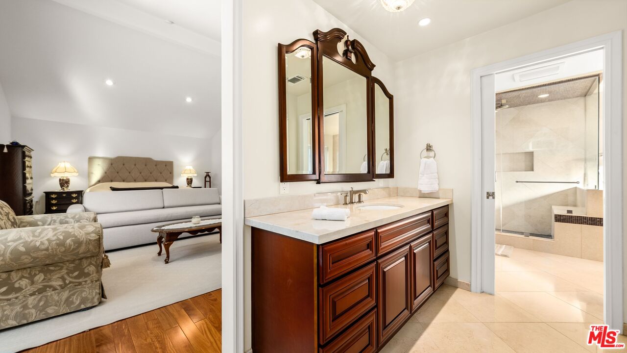 16230 Meadowcrest Rd, Sherman Oaks