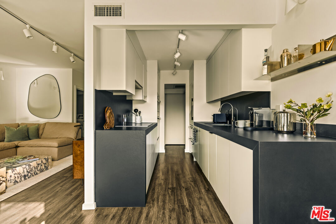 1131 Alta Loma Rd Unit: 528, West Hollywood