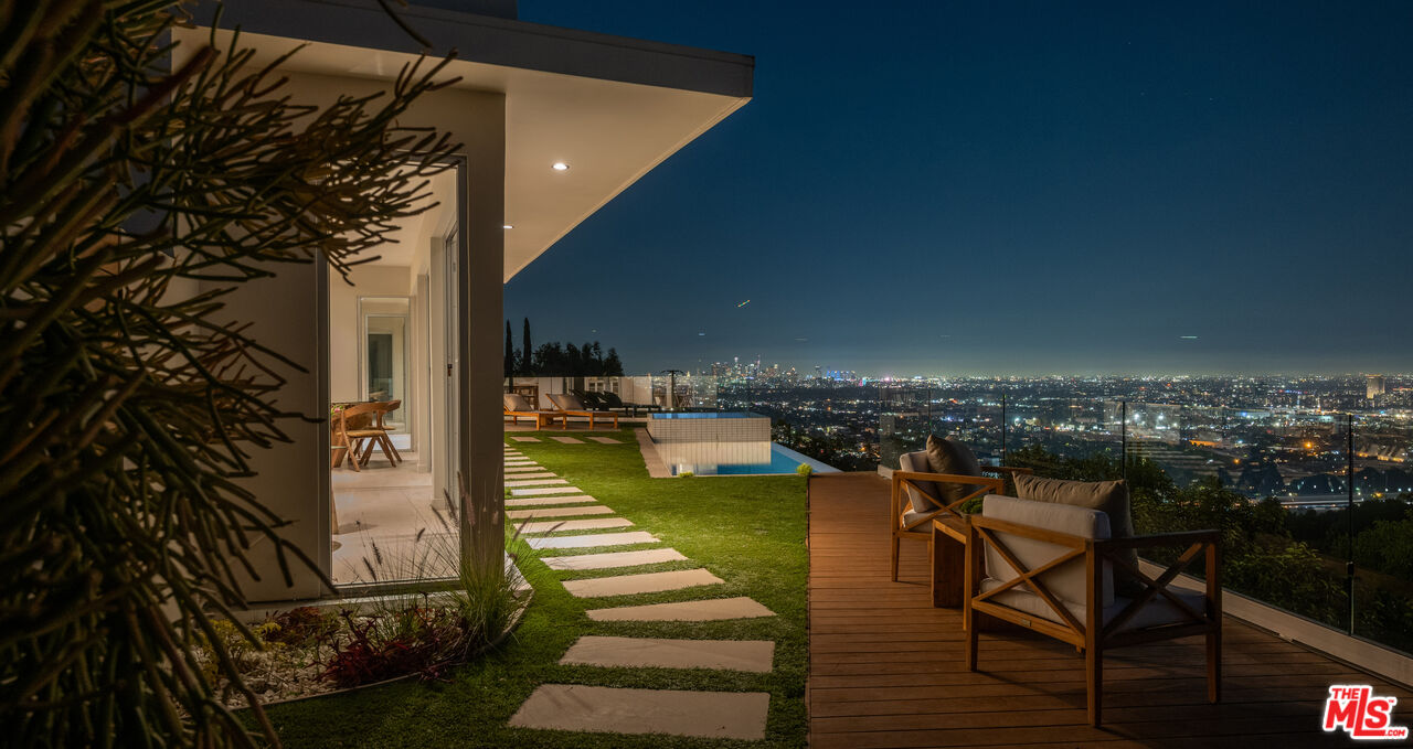 8515 Hedges Way, Sunset Strip