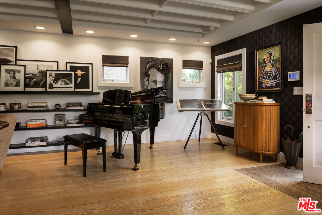 636 Huntley Dr, West Hollywood