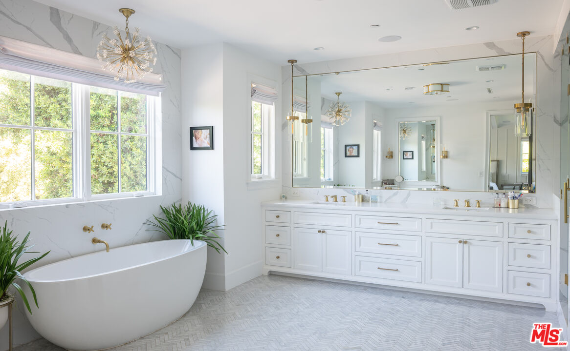 10439 Valley Spring Ln, Toluca Lake