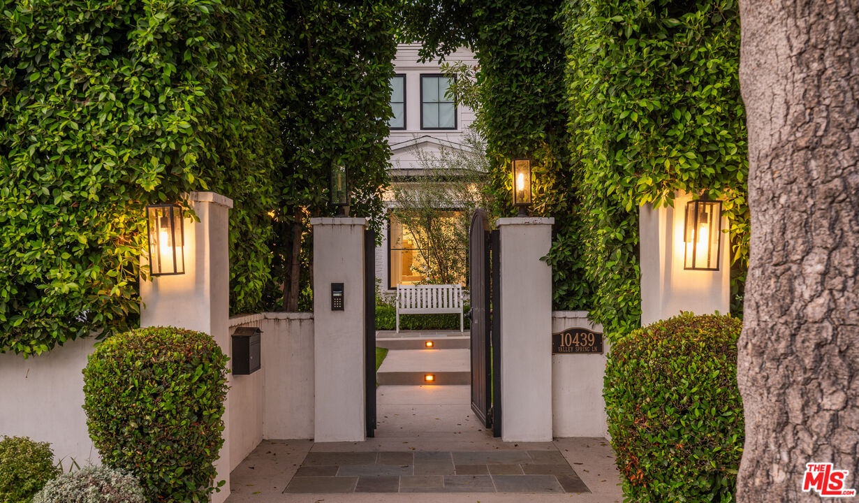 10439 Valley Spring Ln, Toluca Lake