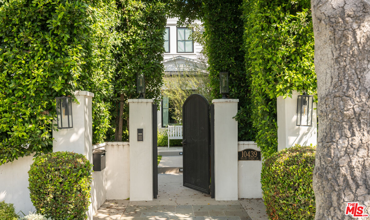 10439 Valley Spring Ln, Toluca Lake