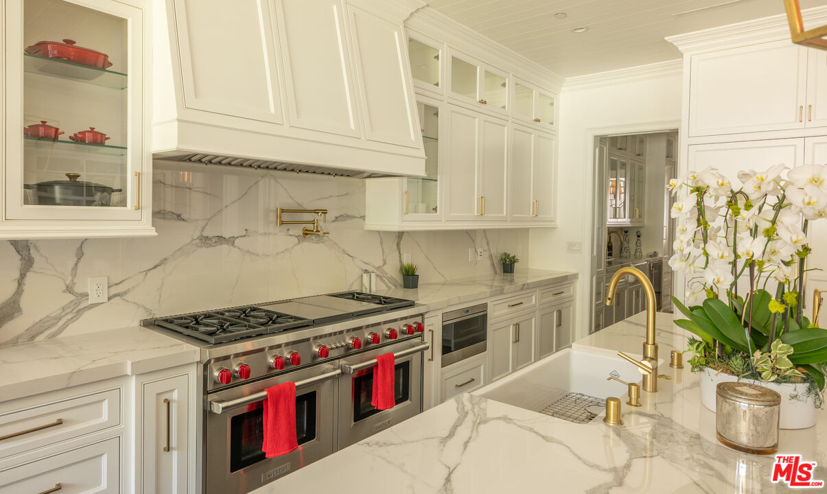 10439 Valley Spring Ln, Toluca Lake