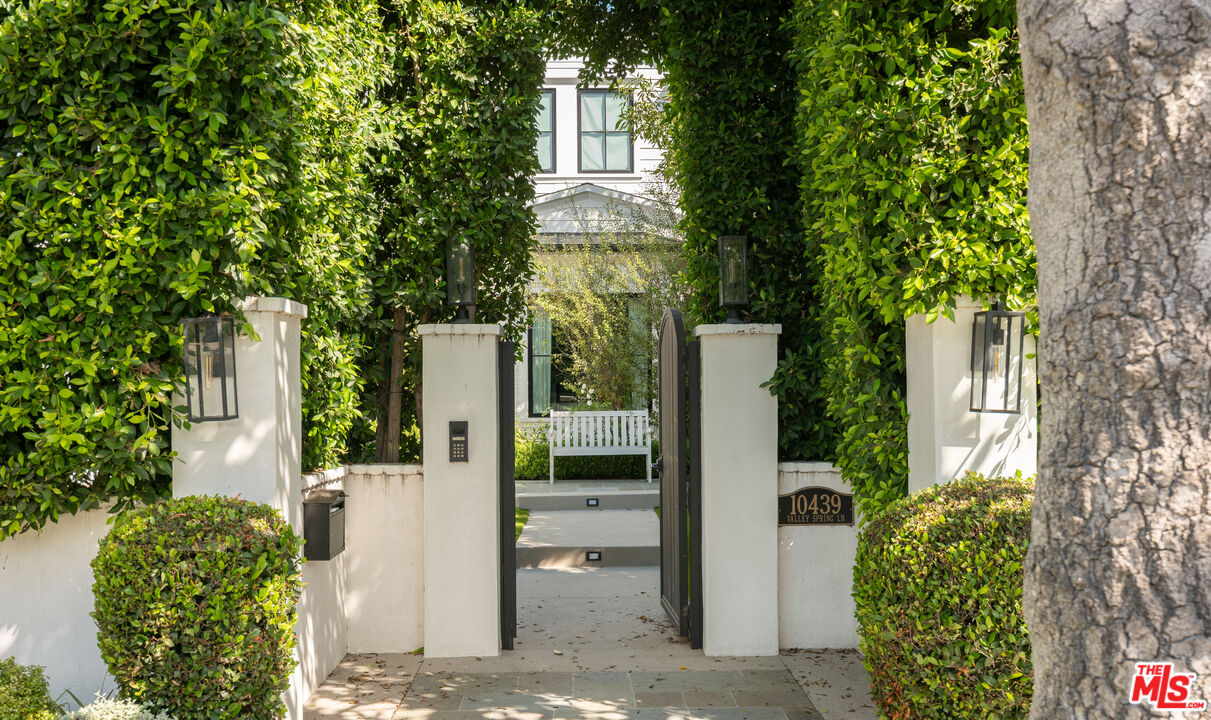10439 Valley Spring Ln, Toluca Lake