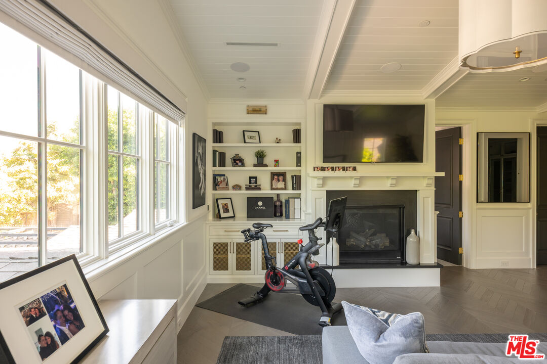 10439 Valley Spring Ln, Toluca Lake