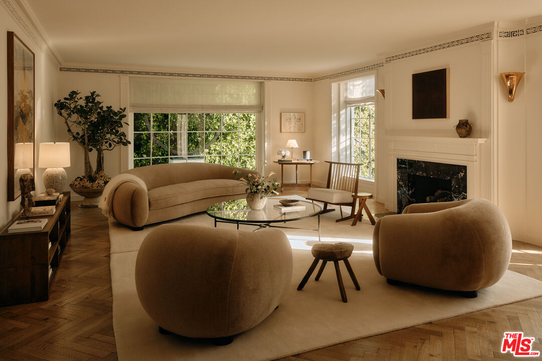 826 Greenway Dr, Beverly Hills