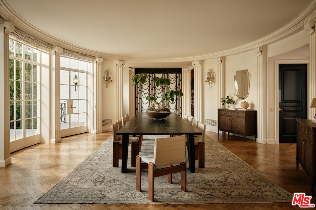 826 Greenway Dr, Beverly Hills