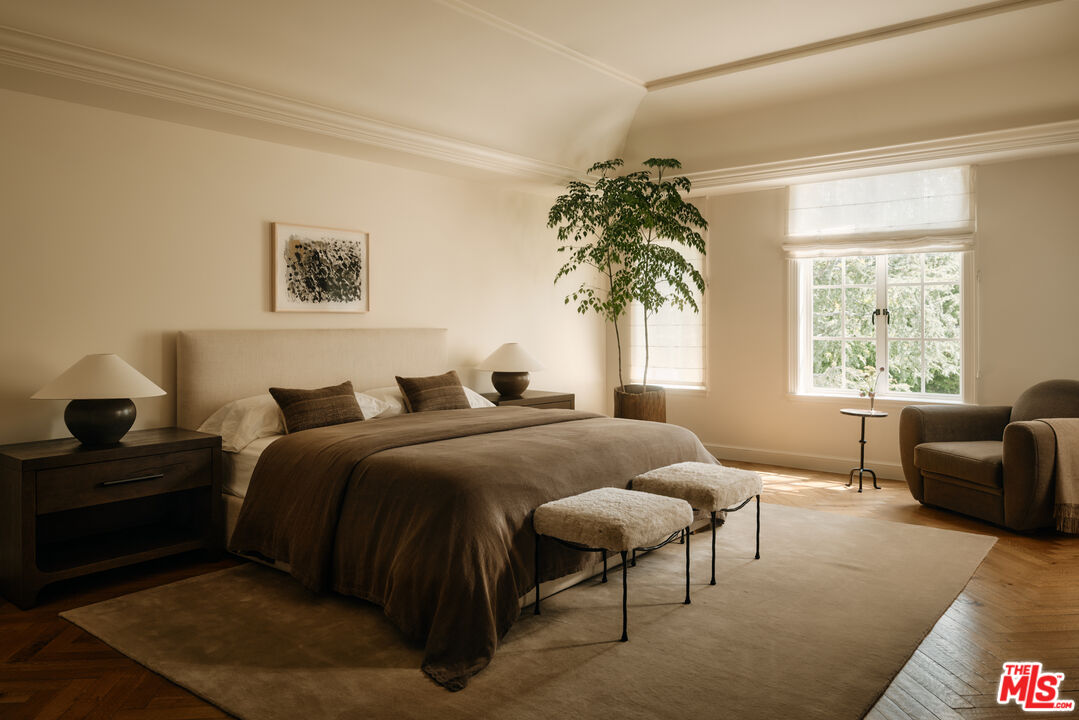 826 Greenway Dr, Beverly Hills