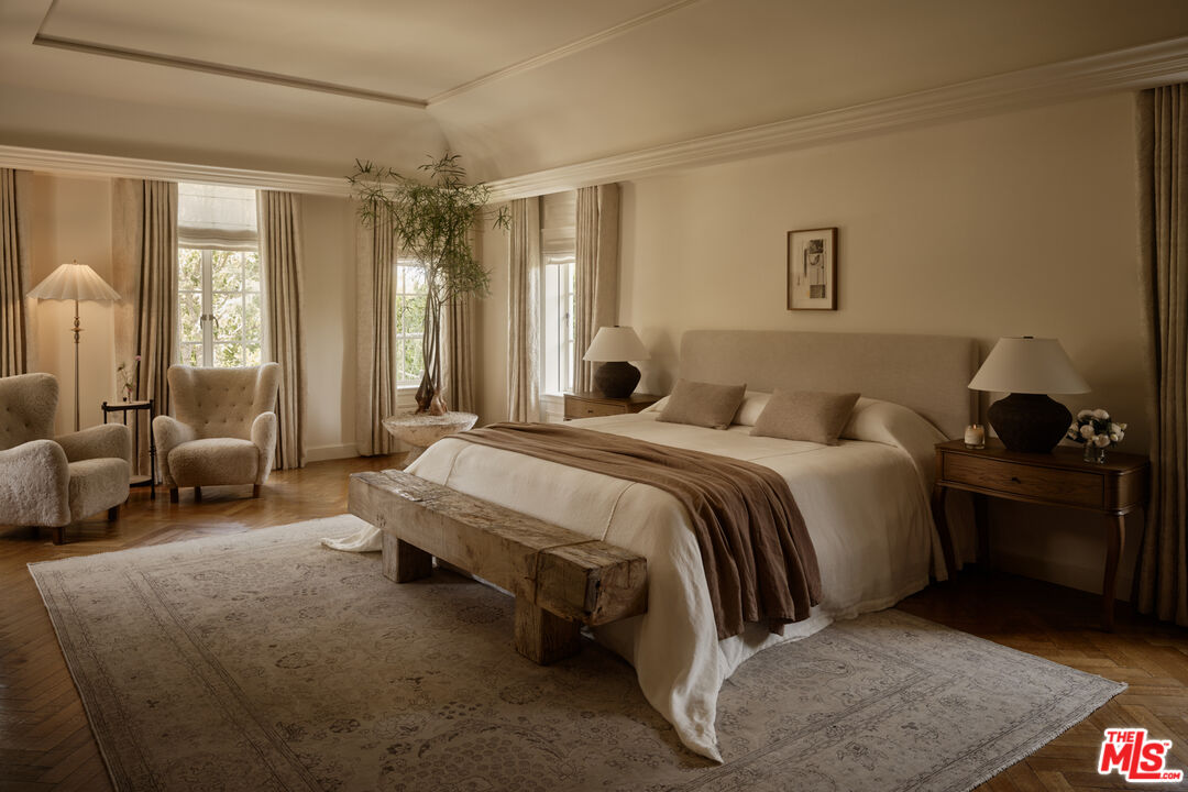 826 Greenway Dr, Beverly Hills