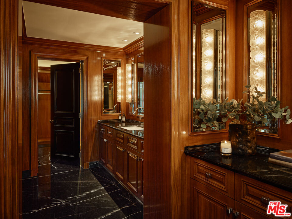 826 Greenway Dr, Beverly Hills